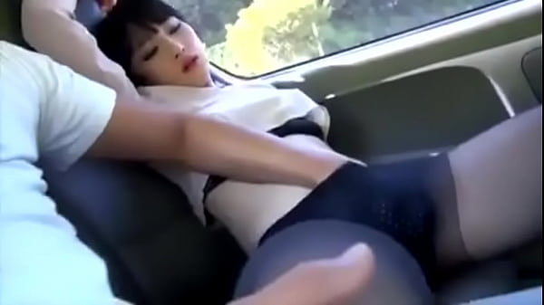 Móc lồn làm tình với cô đồng nghiệp xinh dâm trên xe hơi