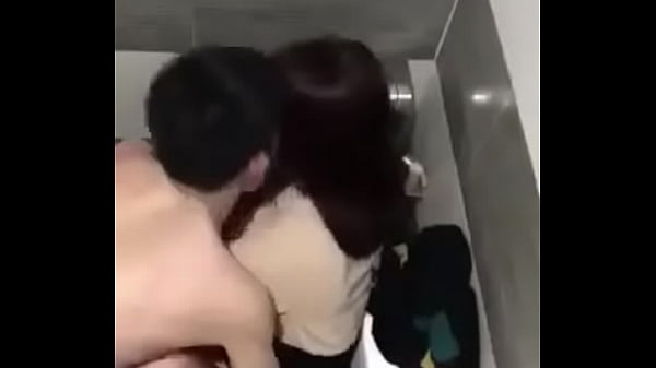 Chịch toét lồn em gái xinh đẹp trong wc công cộng